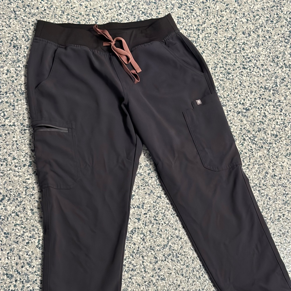Figs Yola scrub pants - size medium petite - color charcoal